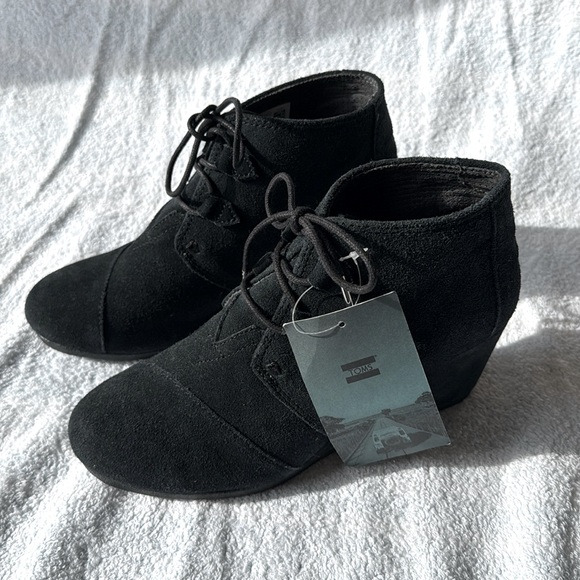 NWT TOMS booties. Size 8 1/2/black. - Picture 1 of 6